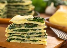 Mangold-Ragout im Kräutercrêpe