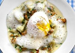 Pochiertes Ei Pfifferling-Artischocken-Ragout