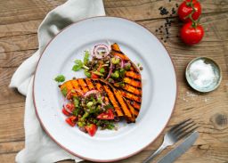 Grillierte Süsskartoffeln mit Linsensalat