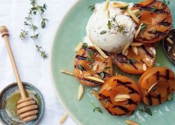 Grillierte Aprikosen mit Thymian-Eiscreme