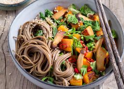 Gebratene Soba-Nudeln mit Kürbis