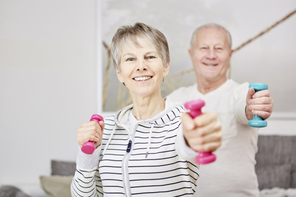 Sport hilft messbar gegen Krebs (Foto: 123RF/stylephotographs) Paar macht Krafttraining