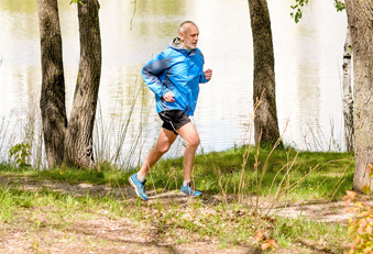 Mann joggt