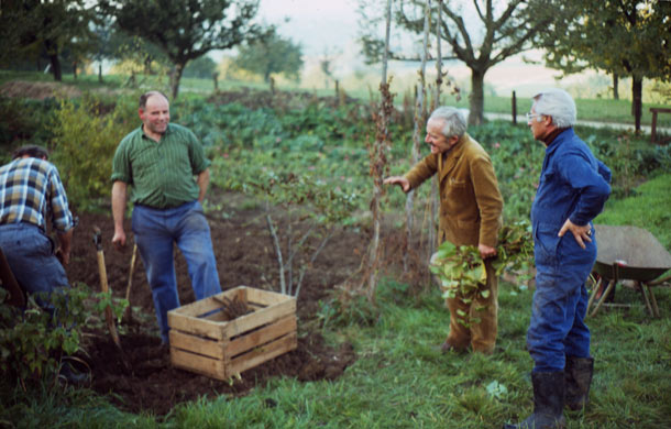 Alfred Vogel im Garten in Teufen Alfred Vogel im Garten in Teufen