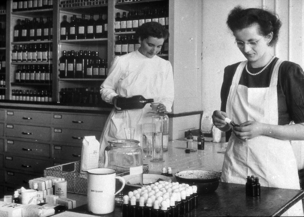 Mitarbeiterinnen beim Abfüllen der Naturheilmittel in der Drogerie in Teufen. (Foto: Verlag A.Vogel)