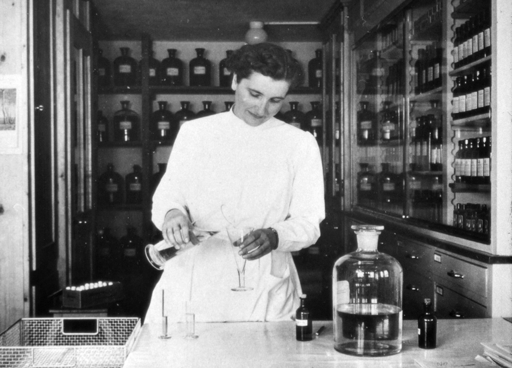 Mitarbeiterin bei der Tinkturherstellung (Foto: Verlag A.Vogel)