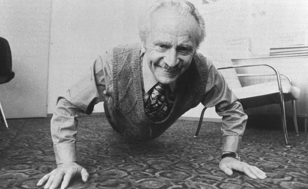 Alfred Vogel war auch noch im hohen Alter fit Alfred Vogel macht Liegestütz