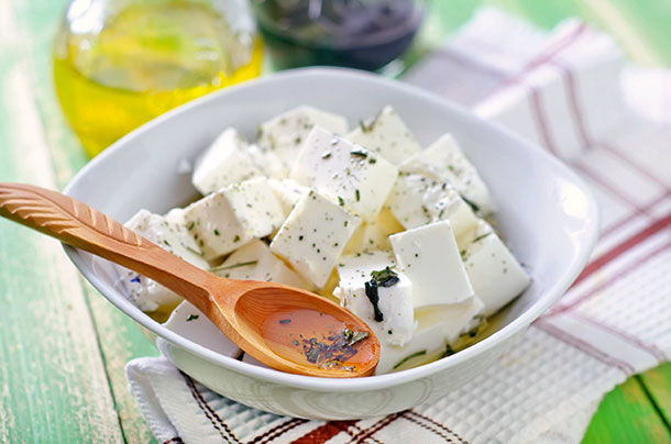 Une alimentation saine dans l'arthrose: dans les produits laitiers, y compris le fromage, utilisez des variantes faibles en gras. (Photo: 123RF, Y. Gayvoronskaya)