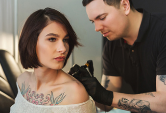 Tattoos: Riskante Körperkunst (Foto: Fotolia/Prostock-Foto) Tattoos gefährlich