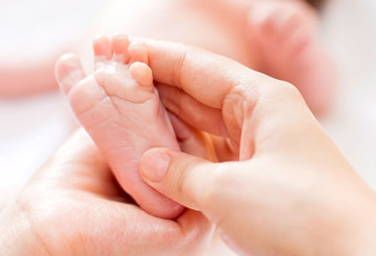 Schmerzen beim Baby lindern (Foto: 123RF/P. Ilyukhin) Baby Schmerzen
