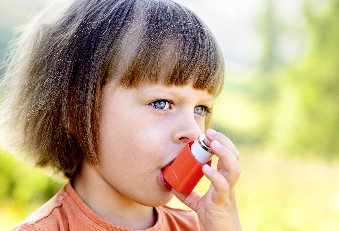 Putzmittel können Asthma auslösen (Foto: 123RF/bubutu) Kind Asthma-Inhalator
