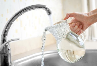 Wie steht's mit der Wasserqualität? (Foto: 123RF/verdateo) Wasserkrug