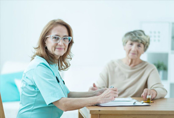 Die Symptome der Fibromyalgie ändern sich im Alter (Foto: 123RF/K. Białasiewic) Ärztin und ältere Patientin