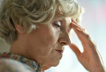 Teilnehmer für Schmerzstudie gesucht (Foto: Dreamstime (R.Huzau) Ältere Frau mit Schmerzen