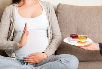 Schwangerschaftsdiabetes: Darauf ist zu achten (Foto: 123RF/sosiukin) Schwangere Frau, Süssigkeiten