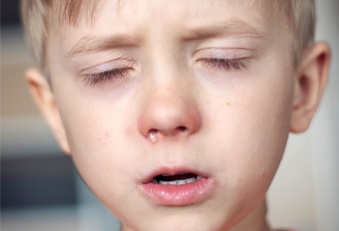 Kindliches Immunsystem ist nicht schwächer als das von Erwachsenen (Foto: 123RF/dziurek) Junge mit laufender Nase