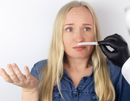 Frau macht Riechtest