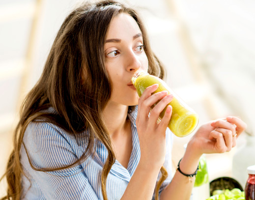 Frau trinkt Gemüsesaft