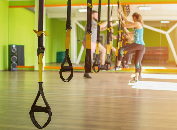 Was bringt das Schlingentraining? (Foto: 123RF/henadzipechan) Frau beim Schlingentraining