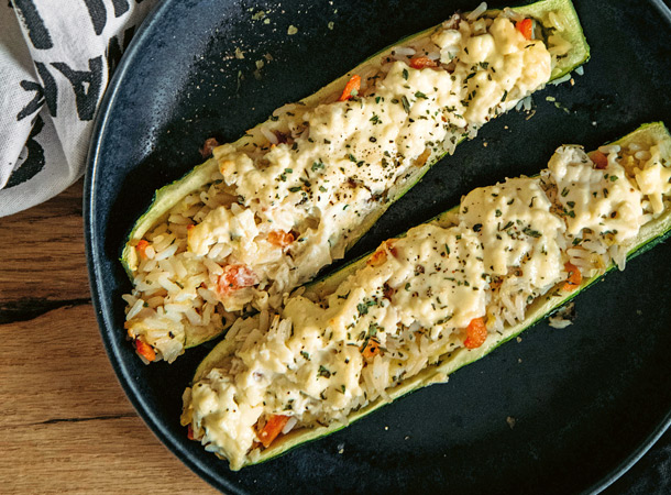 Gefüllte Zucchini: Rezept gegen Sodbrennen (Foto: Victoria Posch und Esther Karner) Gefüllte Zucchini