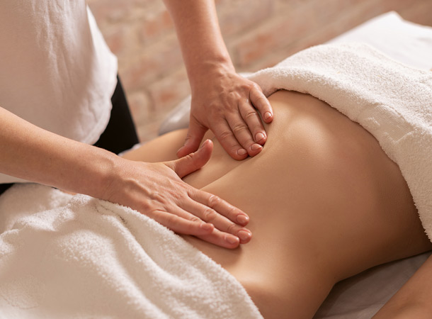 Ganzheitliche Massage (Foto: 123RF/andron1982) Frau erhält Bauchmassage