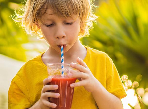 Überall Chemiebelastung (Foto: 123RF/galitskaya) Junge mit Papierstrohhalm und Plastikbecher