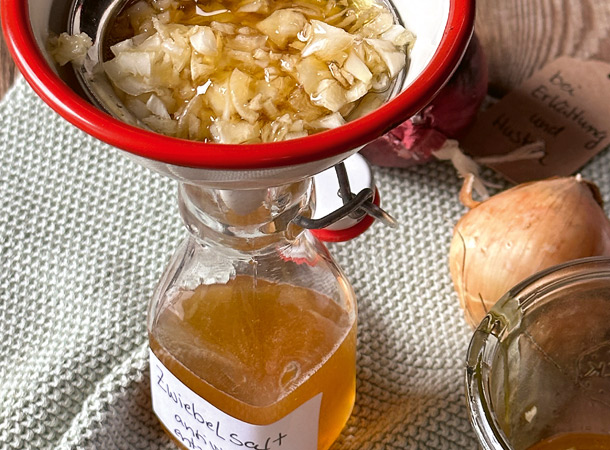Balsam für die Kehle (Foto: K. Lipinski) Abfüllen eines Zwiebelsafts