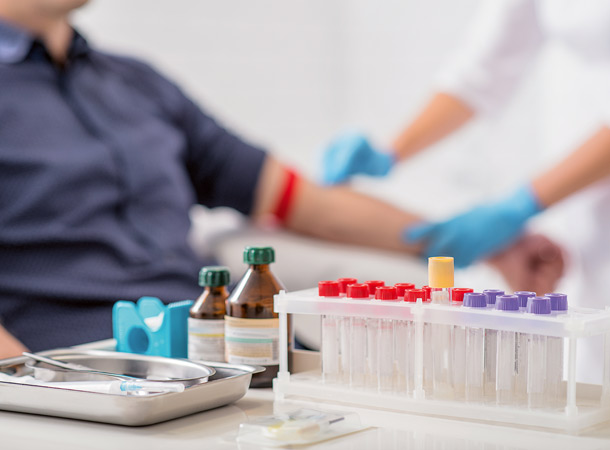 Blut: Wichtiger Treibstoff (Foto: 123RF/lakovenko) Mann macht einen Bluttest