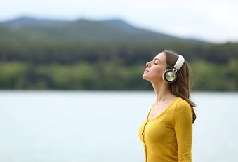 Achtsamkeitsübungen wirken wie Antidepressiva (Foto: 123RF/pheelingsmedia) Frau entspannt an einem See