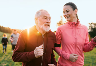 Joggen, gewusst wie (Foto: 123RF/halfpoint) Jogger und Joggerin