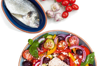 Mediterrane Ernährung fördert Fruchtbarkeit (Fotos: 123RF) Fisch, griechischer Salat und Tomaten