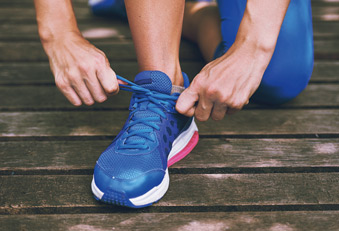 Bewegung zahlt sich in jedem Fall aus (Foto: 123RF/peopleimages12) Sportschuhe schnüren