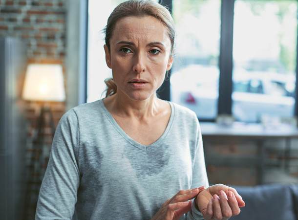 Herzinfarkt: bei Frauen anders (Foto: 123RF/yacobchuck) Frau misst Puls