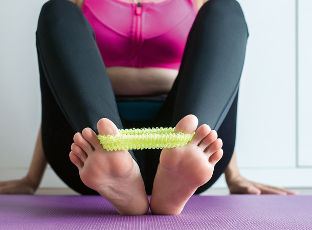 Unterschätzte Fussarbeit (Foto: 123RF/gballgiggs) Frau macht Zehentraining