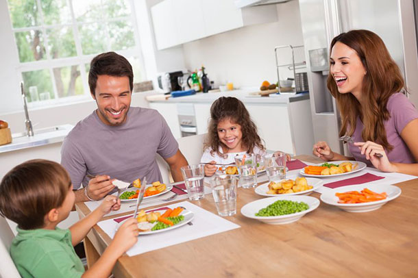 A.Vogel: Richtig Abendessen (Foto: 13Rf, Wavebreak Media Ltd.) Eine Familie sitzt gemeinsam am Tisch und ist verschiedenes gekochtes Gemüse.