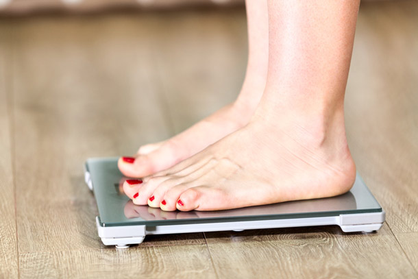 Die Balance halten, nicht nur beim Gewicht (Foto: Fotolia) Waage Frau