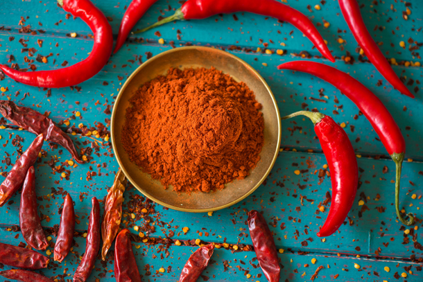 Scharfe Sachen wie Chilis sind an sich gut für die Verdauung (Foto: 123RF/Marcin Jucha) frische Chili und Chili-Pulver