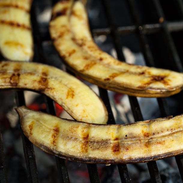 Gegrillte Bananen (Foto: Fotolia/fahrwasser) Bananen Grill