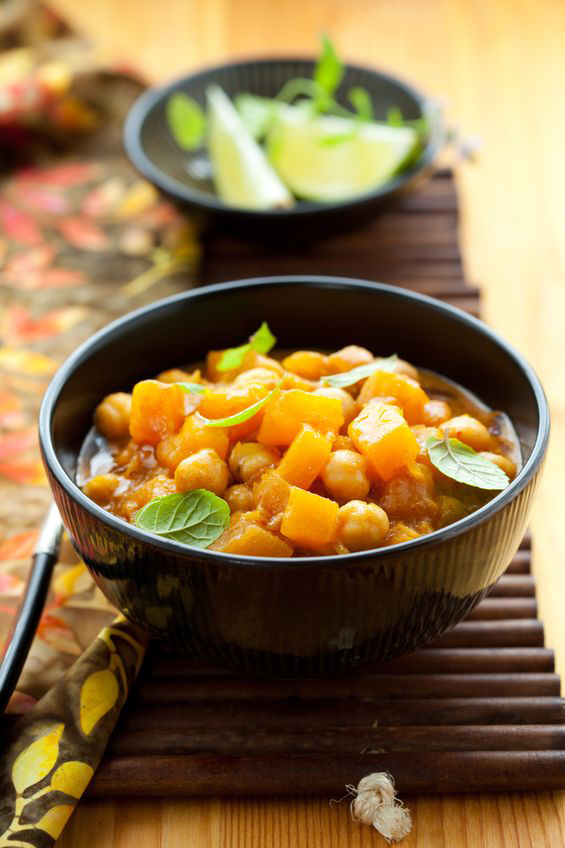 Pikantes Curry mit Kürbis und Kichererbsen Pikantes Curry mit Kürbis und Kichererbsen