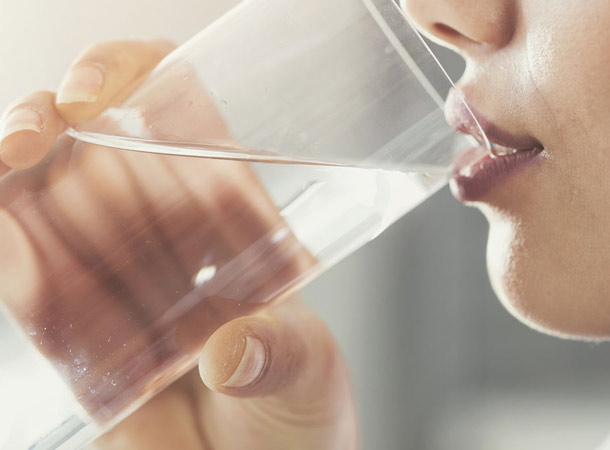 Frau trinkt Wasser