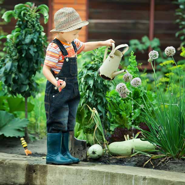 Gemüse aus Bio-Anbau macht glücklich (Foto: 123RF/A. Dudko) Junge Garten