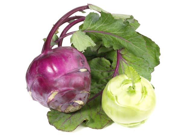 Vor allem die Blätter der Kohlrabi sind reich an Vitamin C (Foto: Fotolia/ExQuisine) Kohlrabiblätter