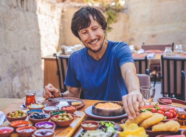 Mann beim Essen