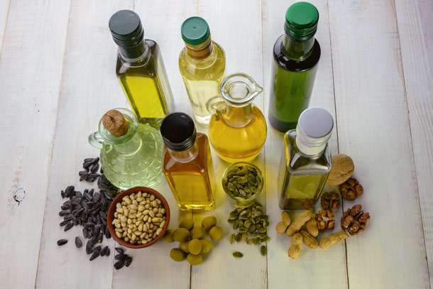 Pflanzenöle mit Vitamin E (Foto: 123RF/rrraven) Öle