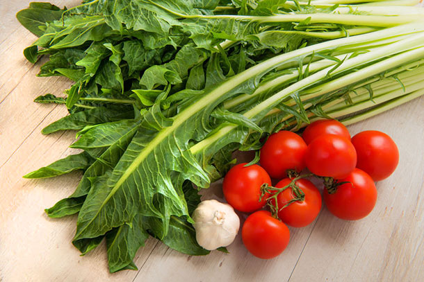 Jenseits von Pizza und Pasta bietet die italienische Küche reichlich Gesundes. Halten Sie Ausschau nach bitteren Salaten und Gemüsen, z.B. frische Catalogna.