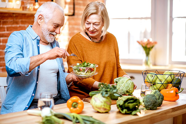 Seniorenteller gefällig? (Foto: 123RF, Kachmar) Der Verzehr von Früchten und Gemüse wirkt sich bei älteren Menschen positiv aufs Gemüt aus.