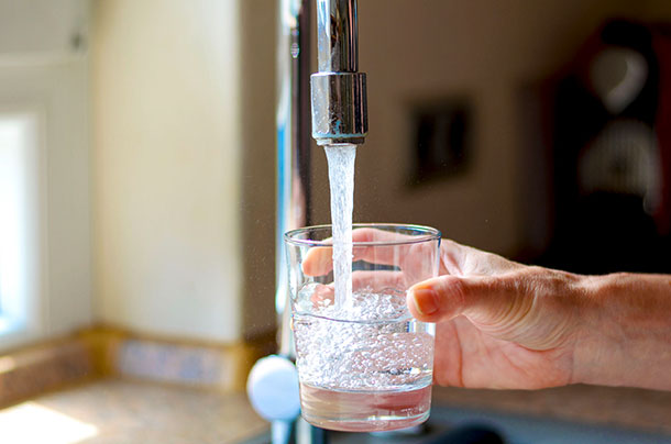 Zur richtigen Ernährung gehört die ausreichende Flüssigkeitszufuhr. (Foto: 123RF, M. Heim) Täglich mindestens 1,5 l trinken