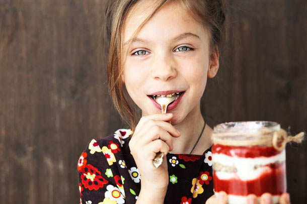 Kind mit Dessert (Foto: 123RF/A. Ozerova) Kinderlebensmittel