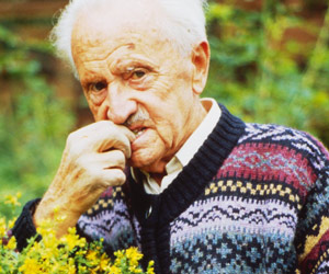 Alfred Vogel kostet vom Johanniskraut Alfred Vogel Gesunde Ernährung