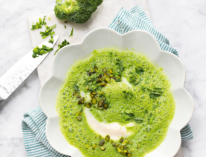 Brokkolisuppe (Edel Verlagsgruppe/ Fotos: Mathias Neubauer) Brokkolisuppe